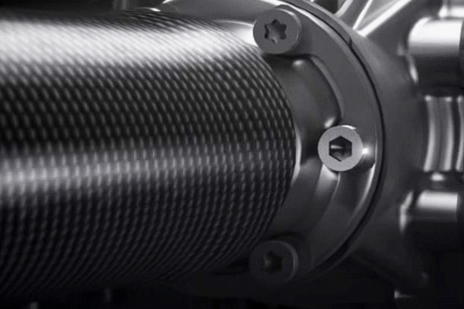 Image en gros plan de l'arbre de transmission de série en fibre de carbone d'un véhicule Alfa Romeo 2025.