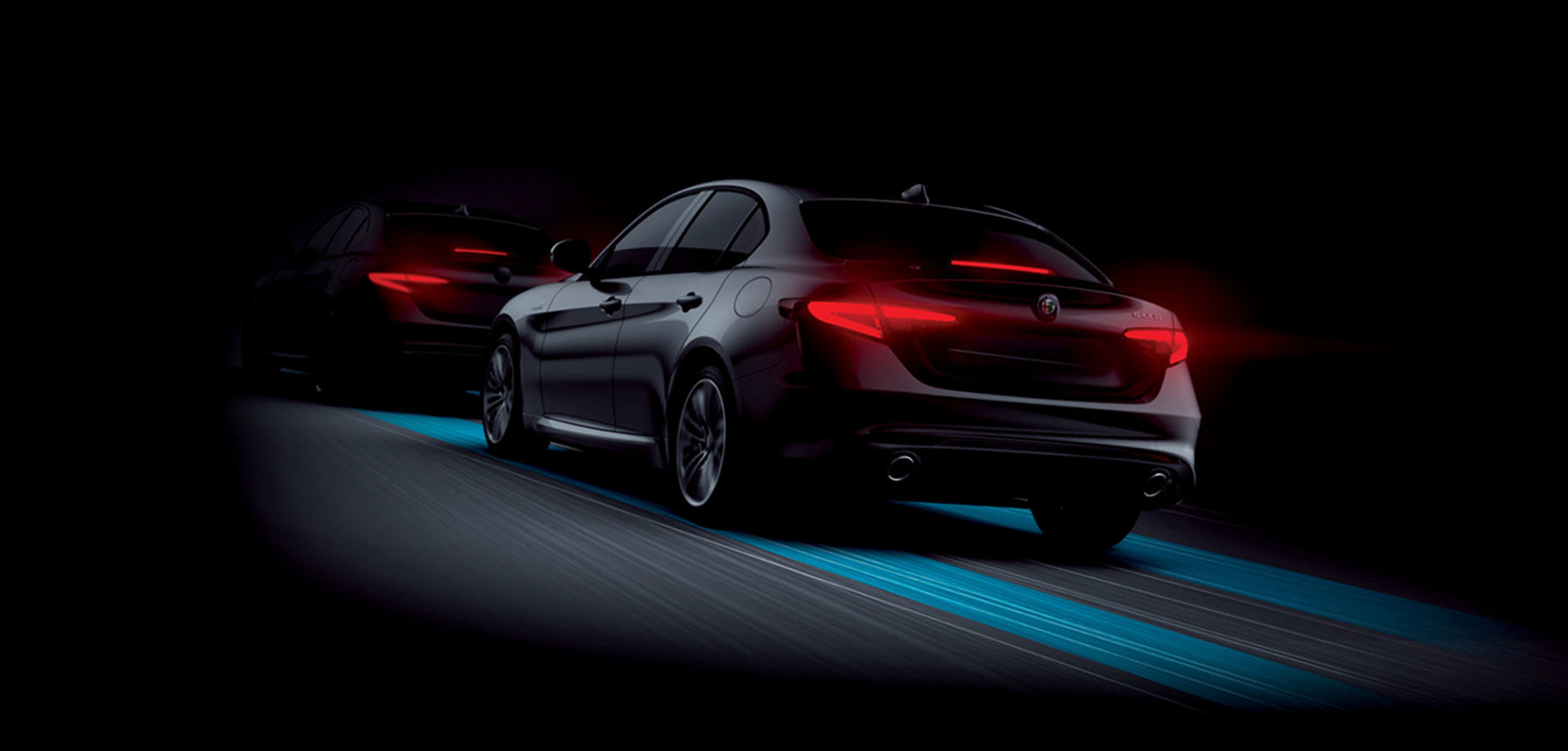 Illustration illustrant le système d'avertissement de collision avant dans un véhicule Alfa Romeo 2025. L'image montre deux voitures sur une route, avec des lignes de capteurs mettant en évidence la fonction de sécurité qui avertit les conducteurs des collisions potentielles.