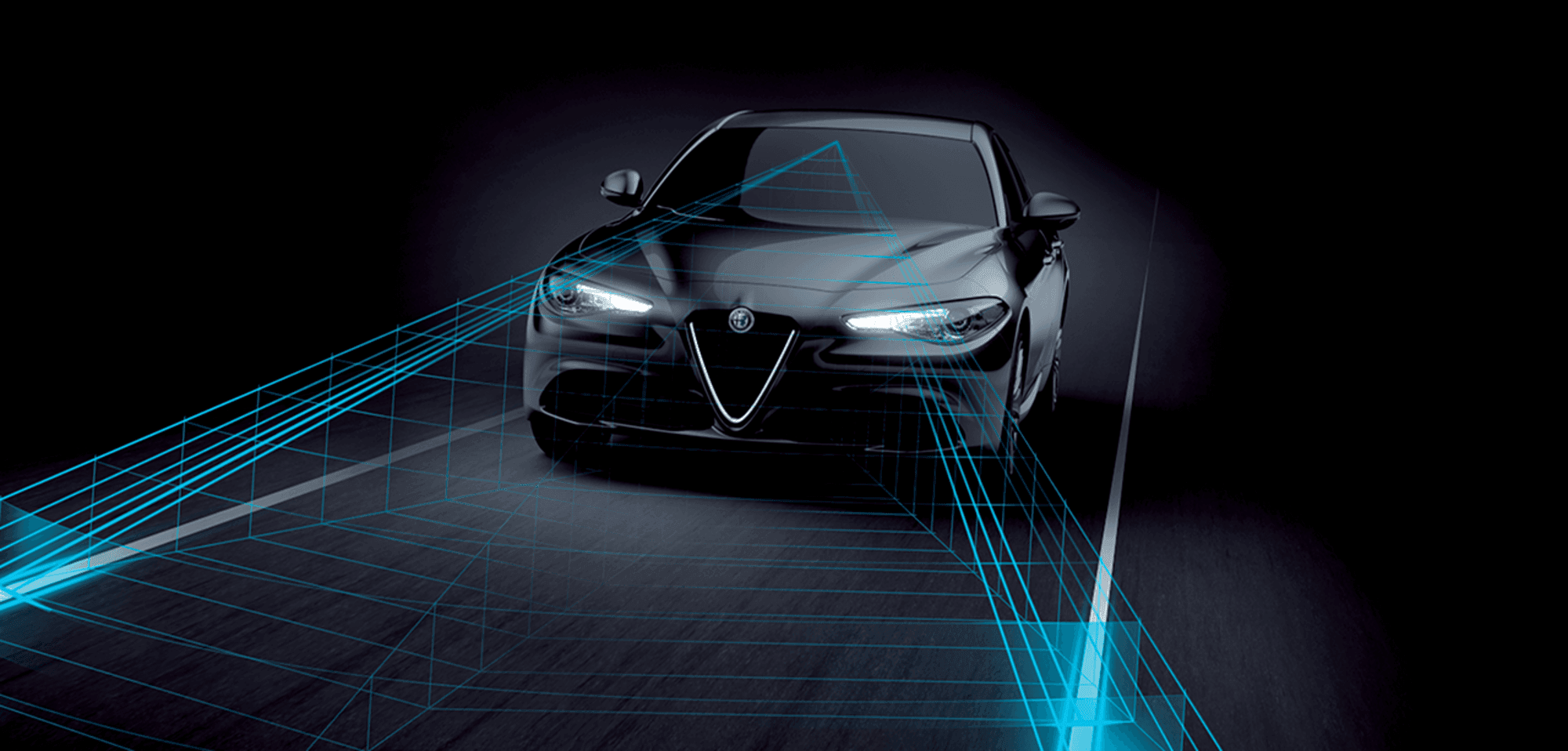 Illustration présentant le système d'assistance au maintien de la trajectoire dans un véhicule Alfa Romeo 2025. L'image montre la voiture entourée de lignes numériques représentant les capteurs du système, soulignant sa capacité à aider à maintenir la position dans la voie.