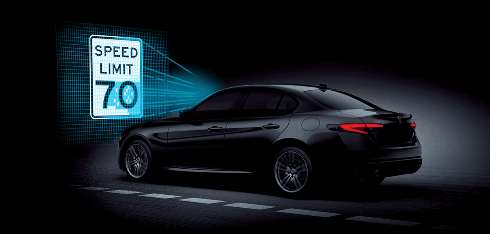 Illustration mettant en valeur le système intelligent de contrôle de vitesse d'un véhicule Alfa Romeo 2025. Le dessin montre la voiture avec des signaux numériques connectés à un panneau de limitation de vitesse, soulignant la capacité du système à adapter la vitesse en fonction des conditions de la route.
