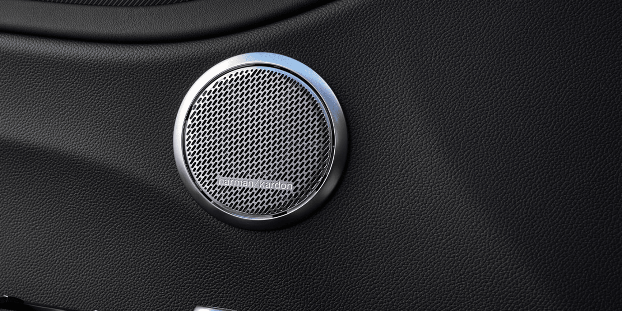 Gros plan du haut-parleur du système audio Harman Kardon dans un véhicule Alfa Romeo 2025.