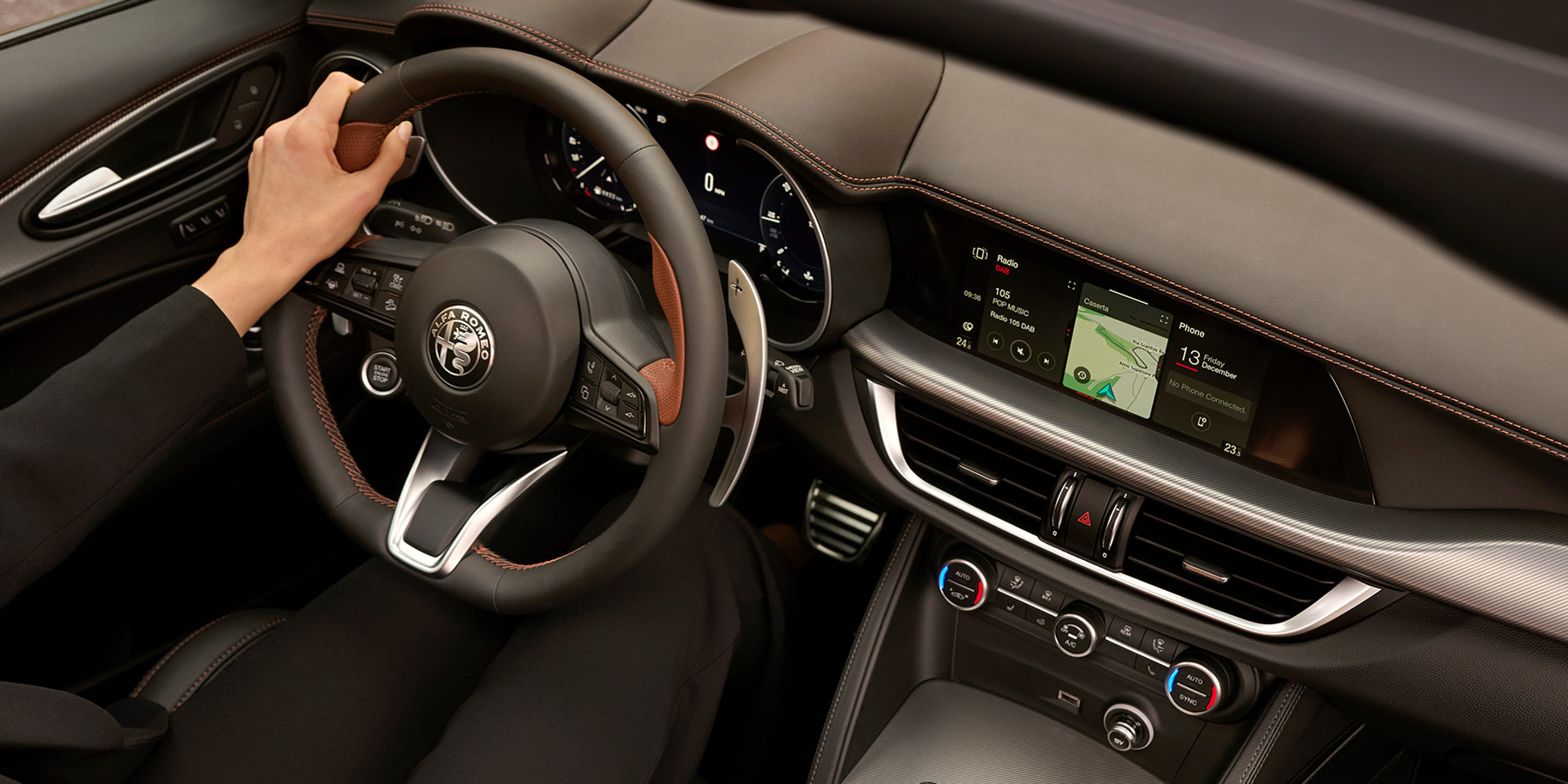 L’intérieur d’une voiture Alfa Romeo avec un conducteur tenant le volant.