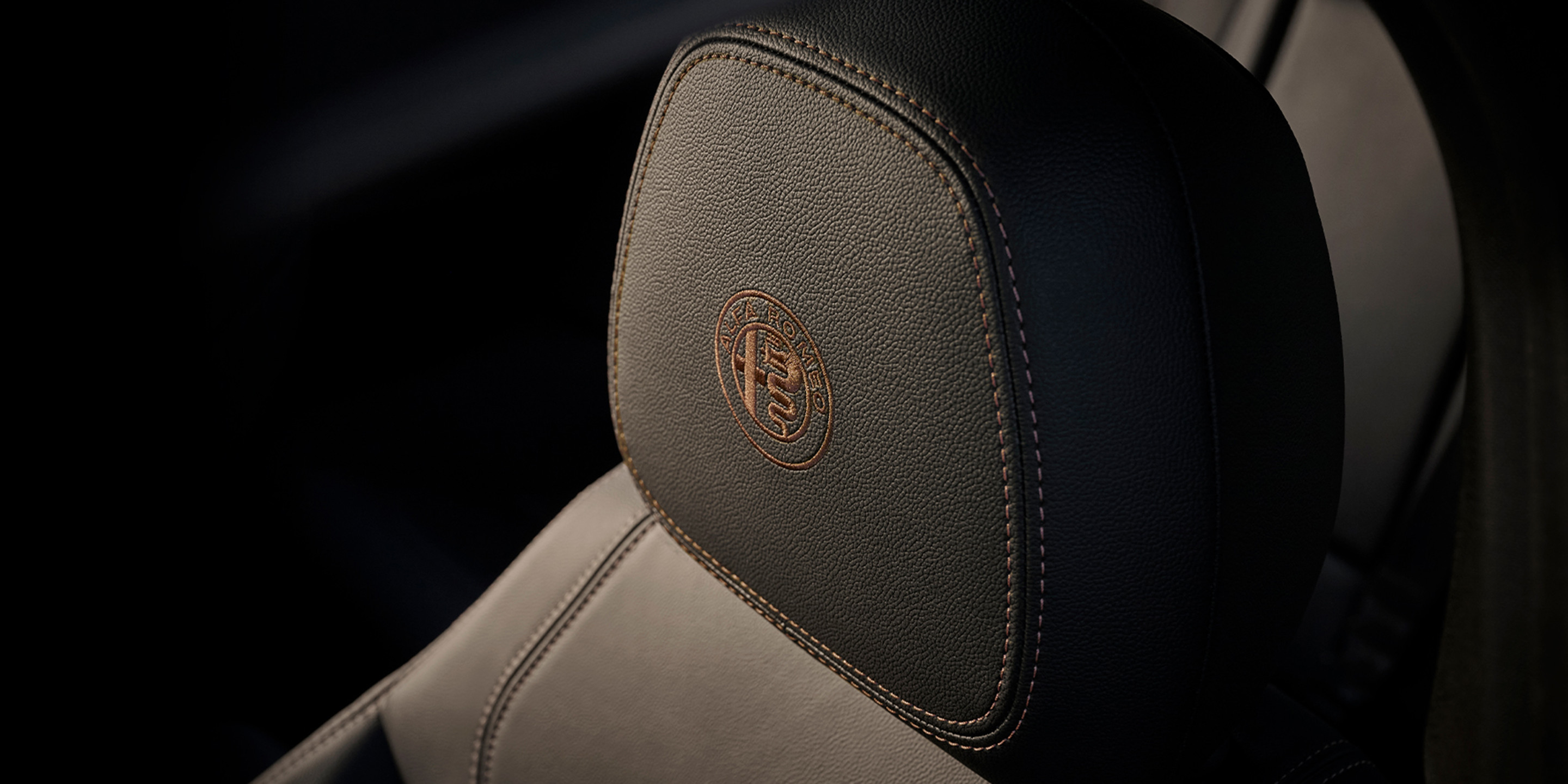 Un gros plan de l’appuie-tête d’une voiture Alfa Romeo.