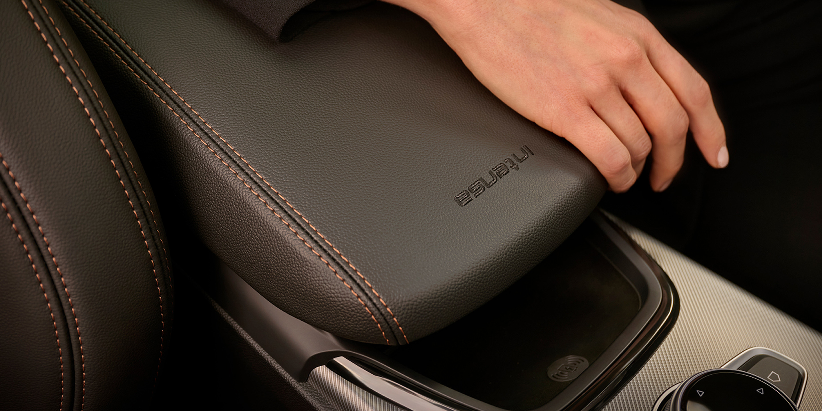 Un gros plan de l’accoudoir d’une voiture Alfa Romeo mettant en évidence sa texture en cuir et ses coutures détaillées.