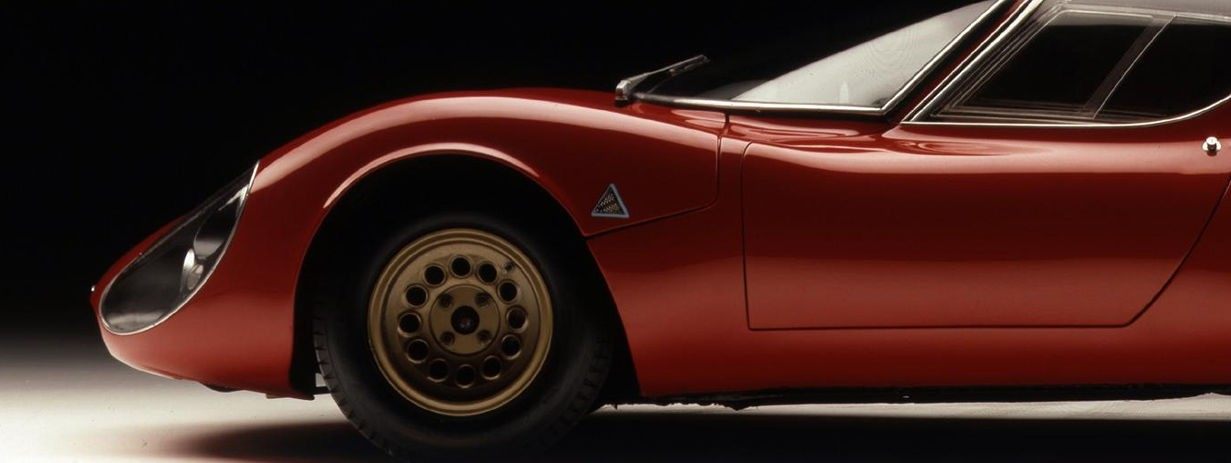 Vue latérale de la voiture ancienne Alfa Romeo 33 Stradale 1967 en rouge