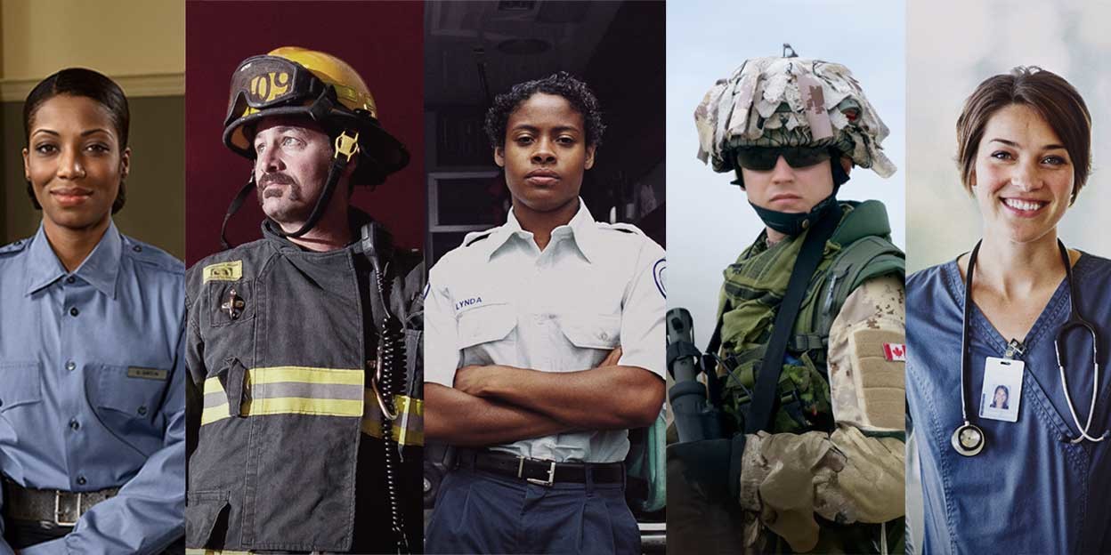 Cinq professionnels se tiennent côte à côte, dont une policière, un pompier, une ambulancière, un médecin et une infirmière, tous portant des uniformes liés à leurs domaines respectifs. Contactez un concessionnaire