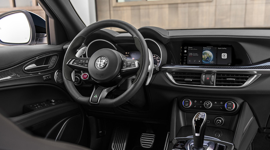 Système d'infodivertissement dans une Alfa Romeo Giulia Quadrifoglio 2024.