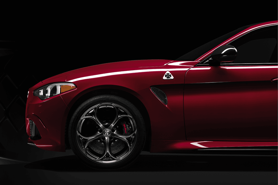 Vue latérale de l'Alfa Romeo Giulia Quadrifoglio 2024.