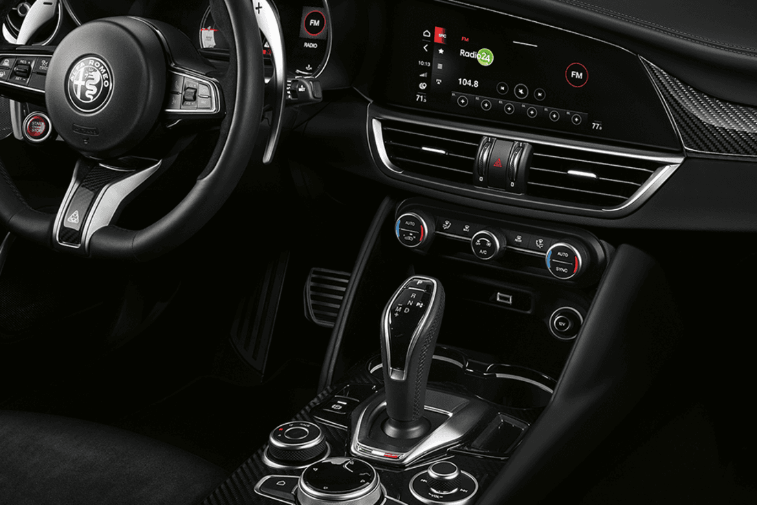 Vue intérieure du système d'infodivertissement sur la calandre de l'Alfa Romeo Giulia Quadrifoglio 2024.