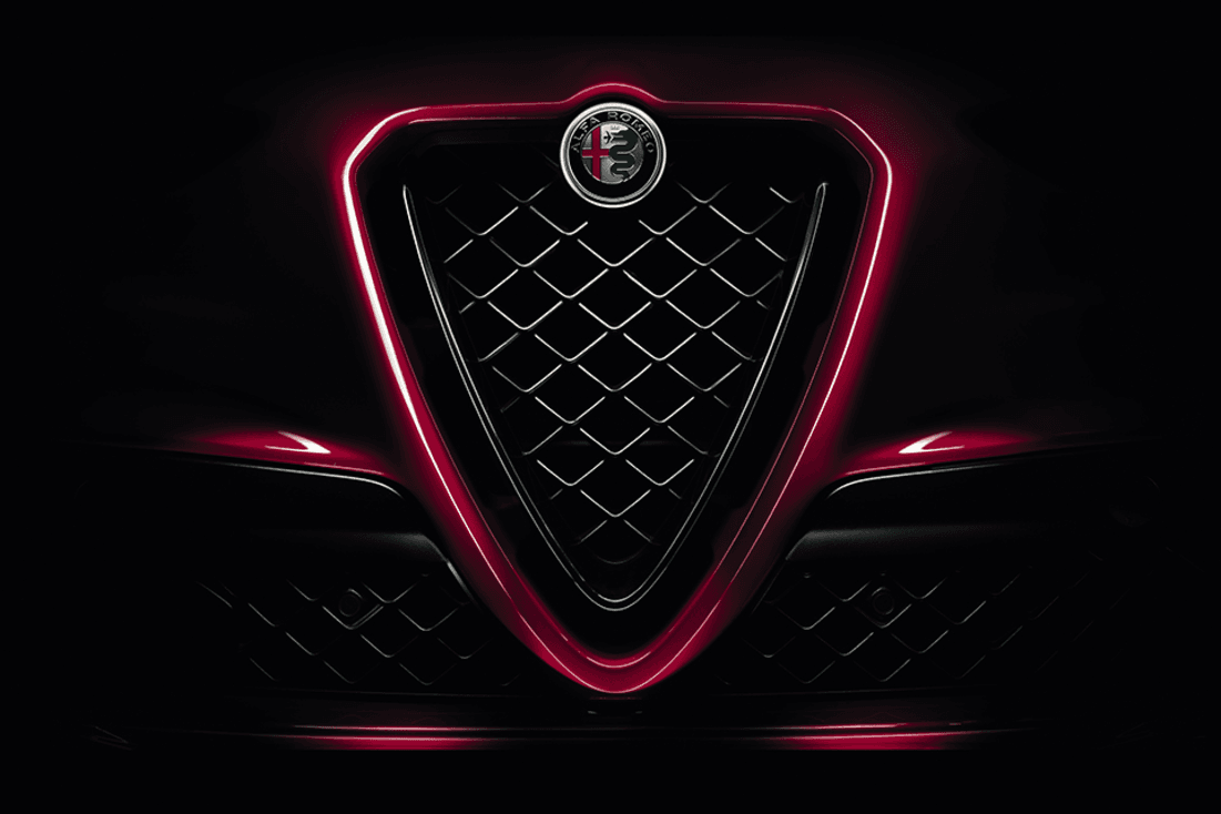Vue rapprochée de la calandre de l'Alfa Romeo Giulia Quadrifoglio 2024.