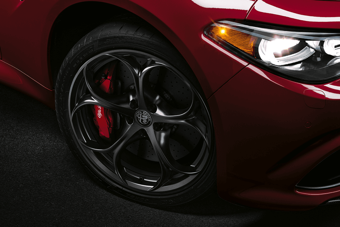 Vue rapprochée de la roue Alfa Romeo Giulia Quadrifoglio 2024.