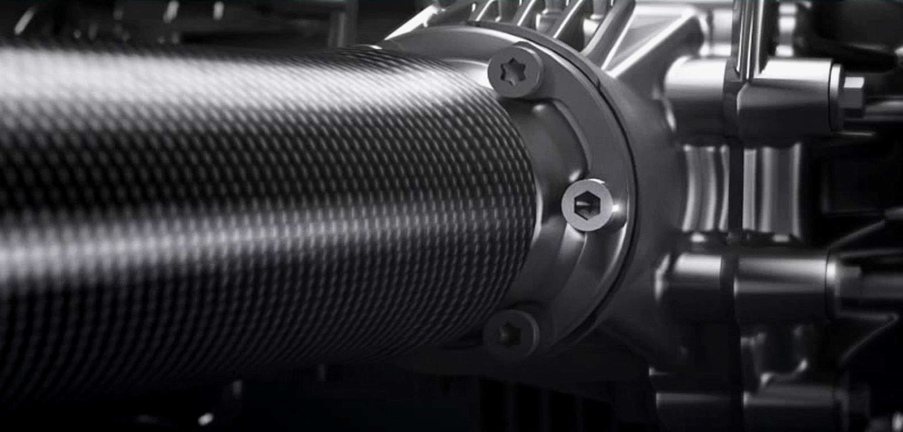 Gros plan de l’arbre de transmission en fibre de carbone dans une Alfa Romeo Stelvio Quadrifoglio 2024.