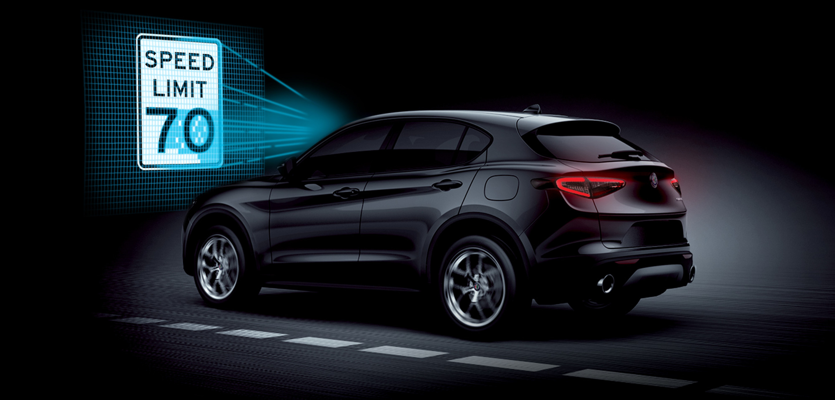 Une vue en angle latérale de la caractéristique de Commande de vitesse intelligente activée dans une Alfa Romeo Stelvio Quadrifoglio 2024.