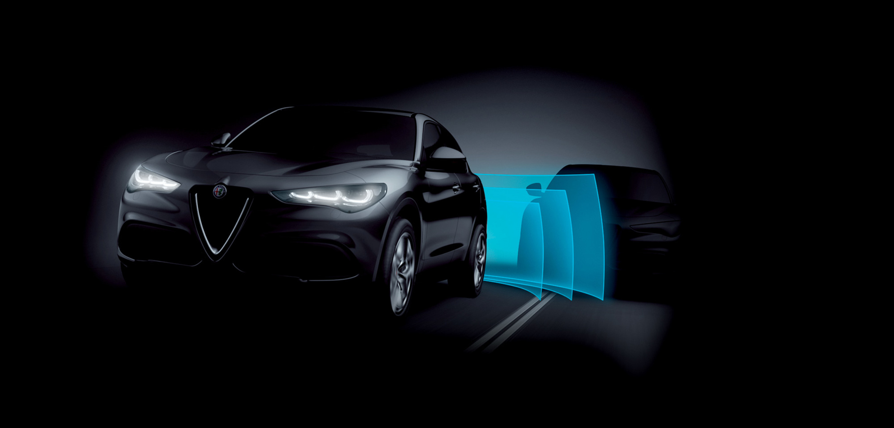 Une illustration de l’ensemble assistance dynamique à la conduite plus avec le système actif de surveillance des angles morts activé dans une Alfa Romeo Stelvio Quadrifoglio 2024.