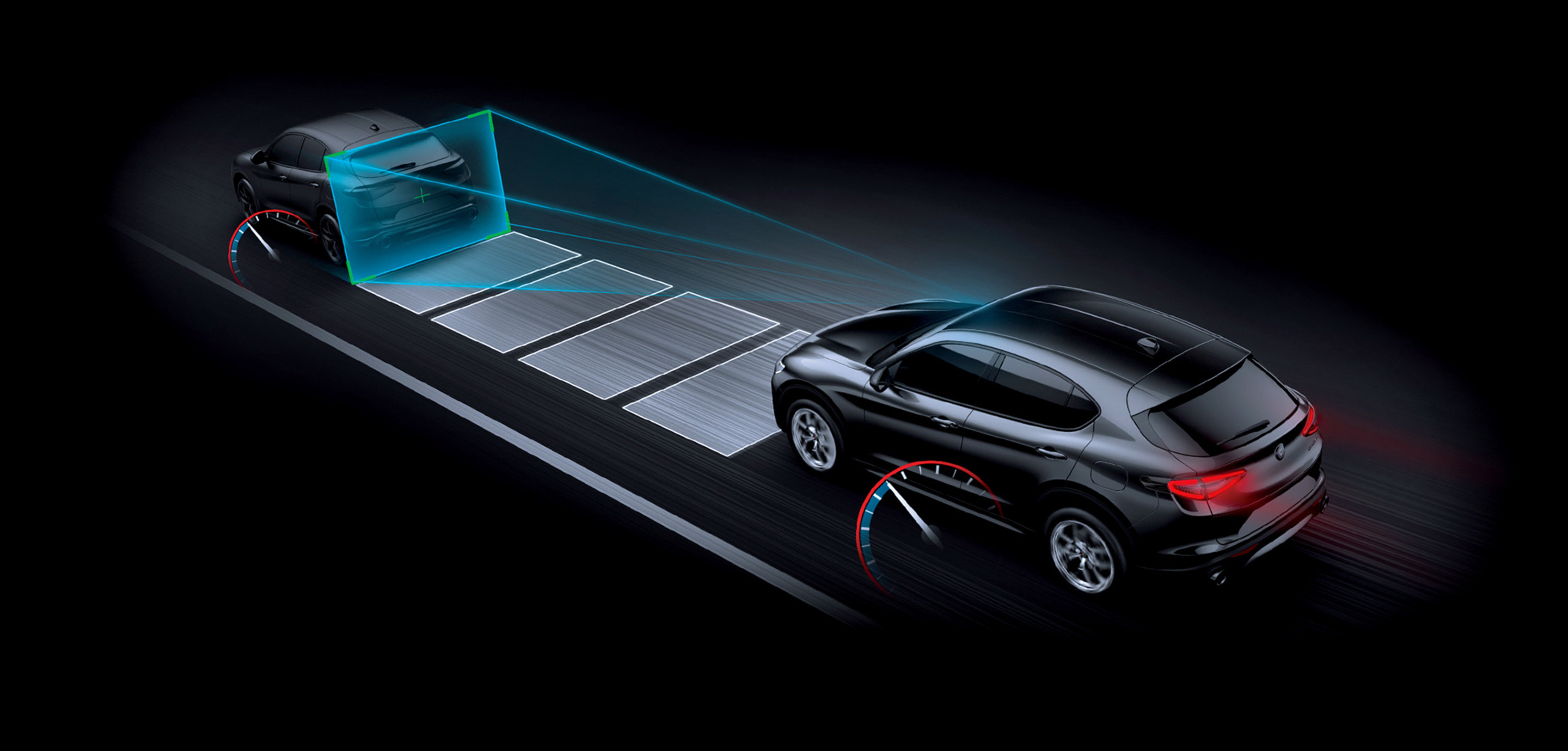Une illustration du Système d’assistance active à la conduite activé, vue de haut, dans une Alfa Romeo Stelvio Quadrifoglio 2024.