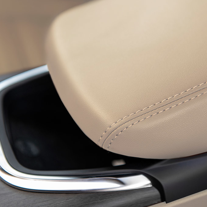  Une vue rapprochée du luxueux cuir de couleur crème de la console centrale intérieure d’une Alfa Romeo Stelvio Ti Lusso 2021.