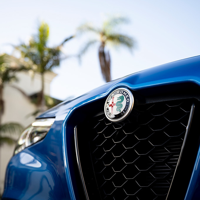 Gros plan sur la calandre d'une Alfa Romeo Stelvio bleue.
