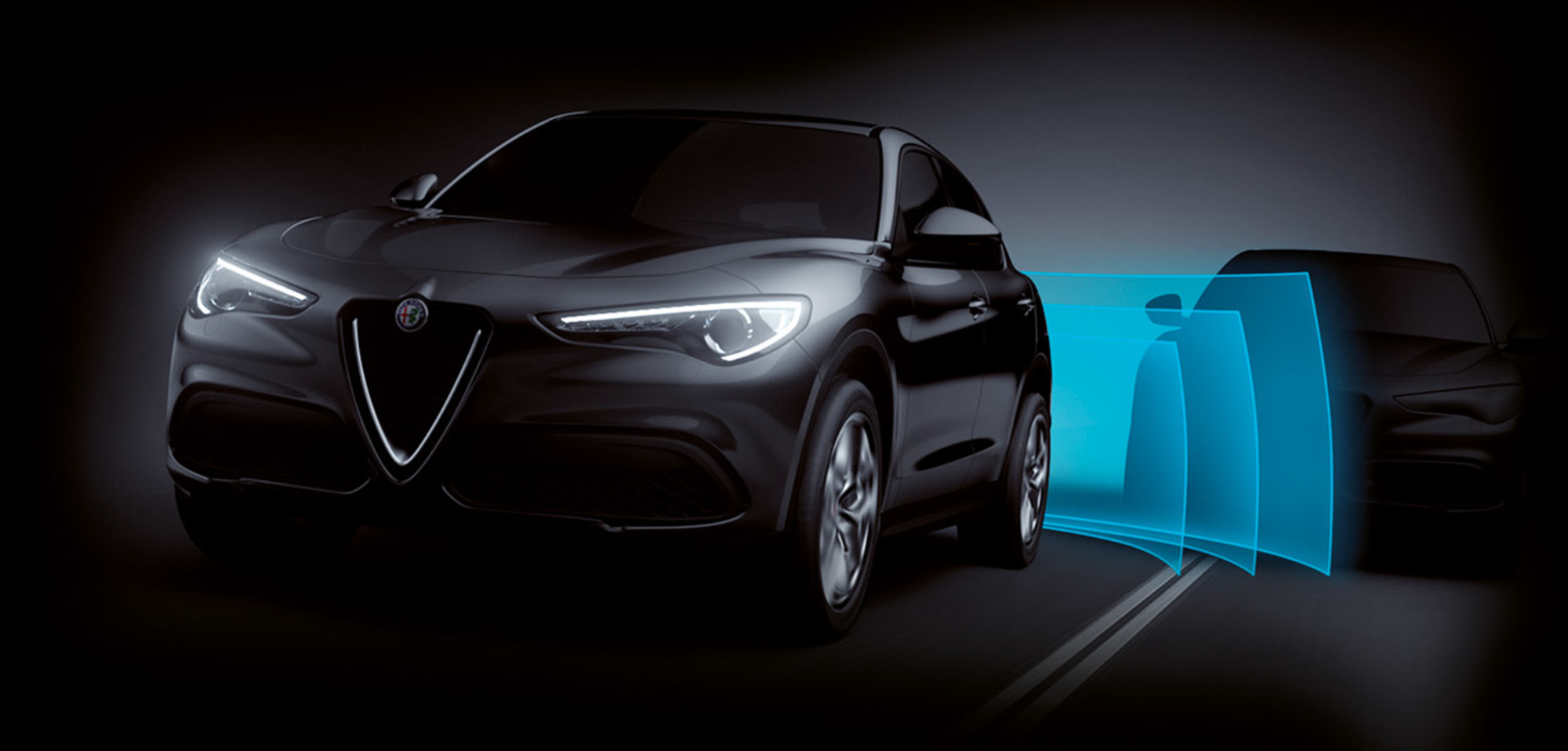 Illustration présentant le système d'assistance active aux angles morts dans un véhicule Alfa Romeo 2025. L'image montre des signaux numériques mettant en évidence la zone de l'angle mort, alertant le conducteur de la présence d'un véhicule à proximité.