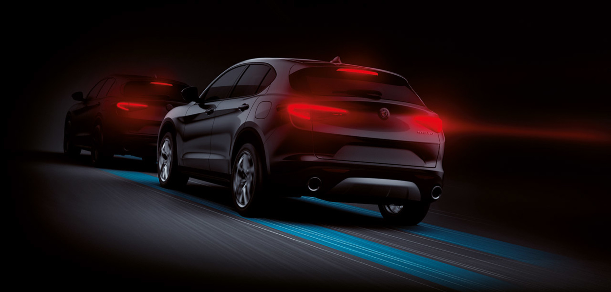 Illustration illustrant le système d'avertissement de collision avant dans un véhicule Alfa Romeo 2025. L'image montre deux voitures sur une route, avec des lignes de capteurs mettant en évidence la fonction de sécurité qui avertit les conducteurs des collisions potentielles.