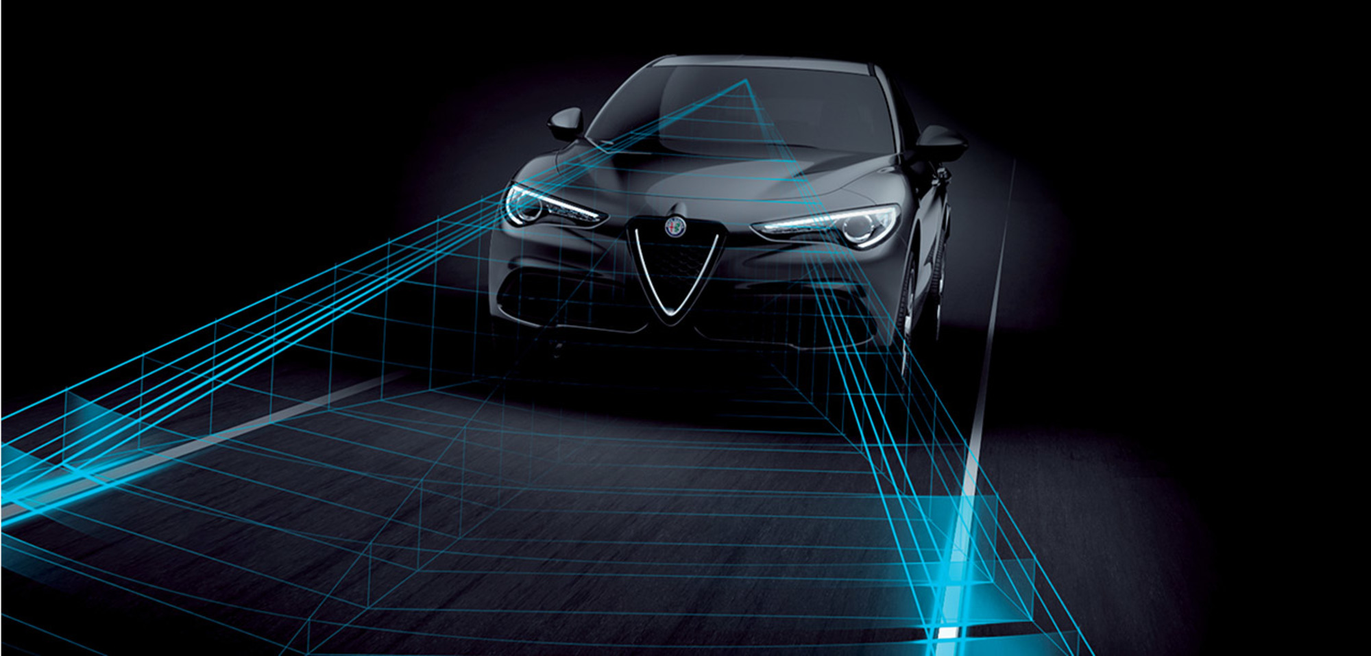 Illustration présentant le système d'assistance au maintien de la trajectoire dans un véhicule Alfa Romeo 2025. L'image montre la voiture entourée de lignes numériques représentant les capteurs du système, soulignant sa capacité à aider à maintenir la position dans la voie.