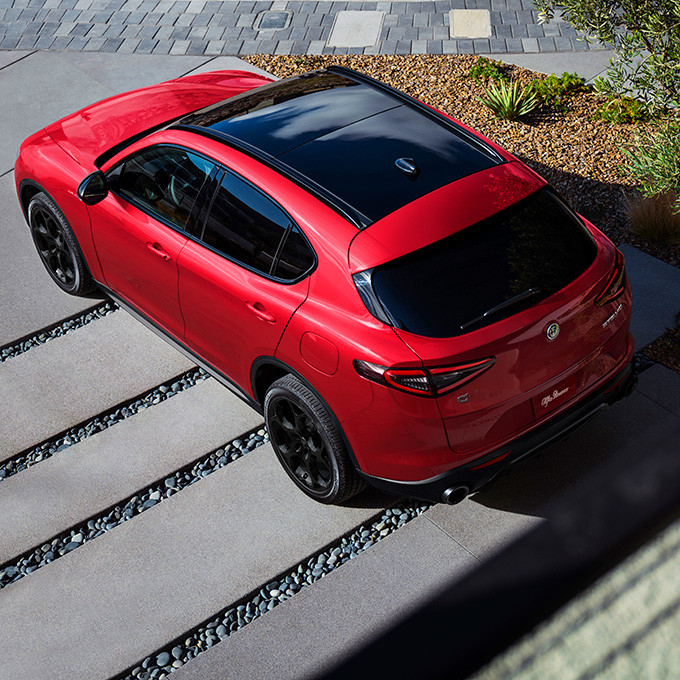 Vue du toit en verre panoramique d’une Alfa Romeo Stelvio 2024 rouge.