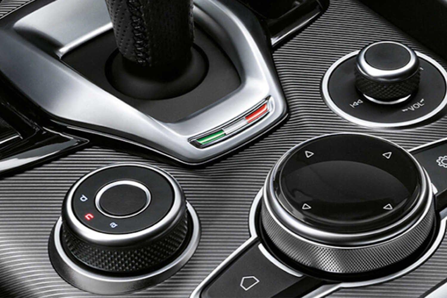 Gros plan sur le bouton de commande du système de suspension active de l'Alfa Romeo Stelvio 2025.