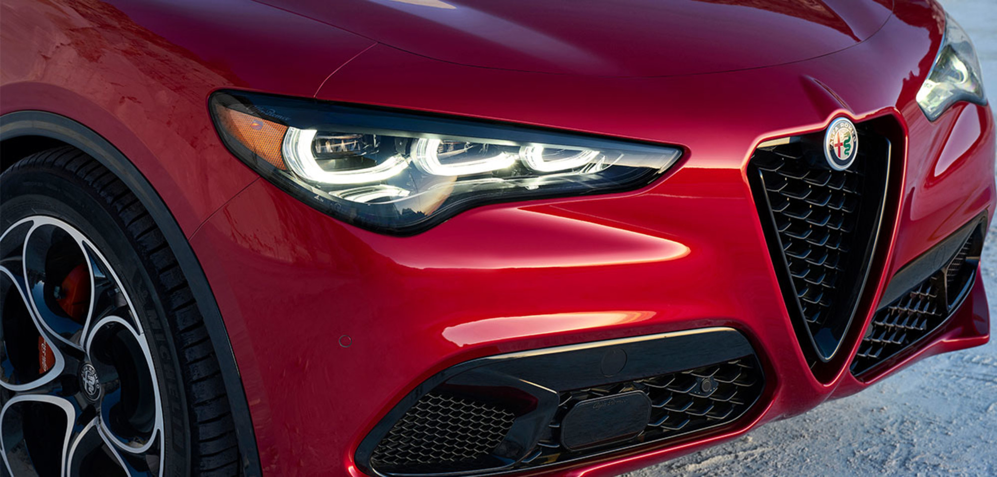 Une vue de face de la calandre d’une Alfa Romeo Stelvio 2025 rouge.