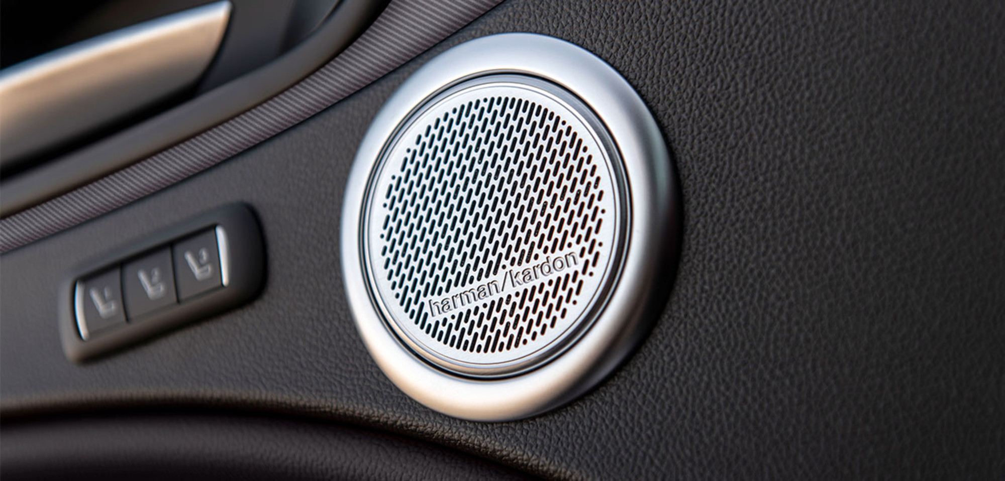 Une vue rapprochée des haut-parleurs Harman Kardon à l’intérieur d’une Alfa Romeo Stelvio 2025.