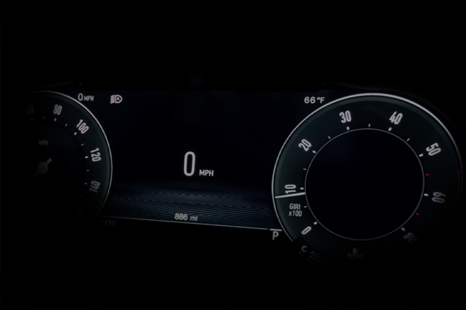 L'alerte d'attention du conducteur s'affiche sur l'écran numérique du groupe à l'intérieur d'une Alfa Romeo Stelvio 2025.