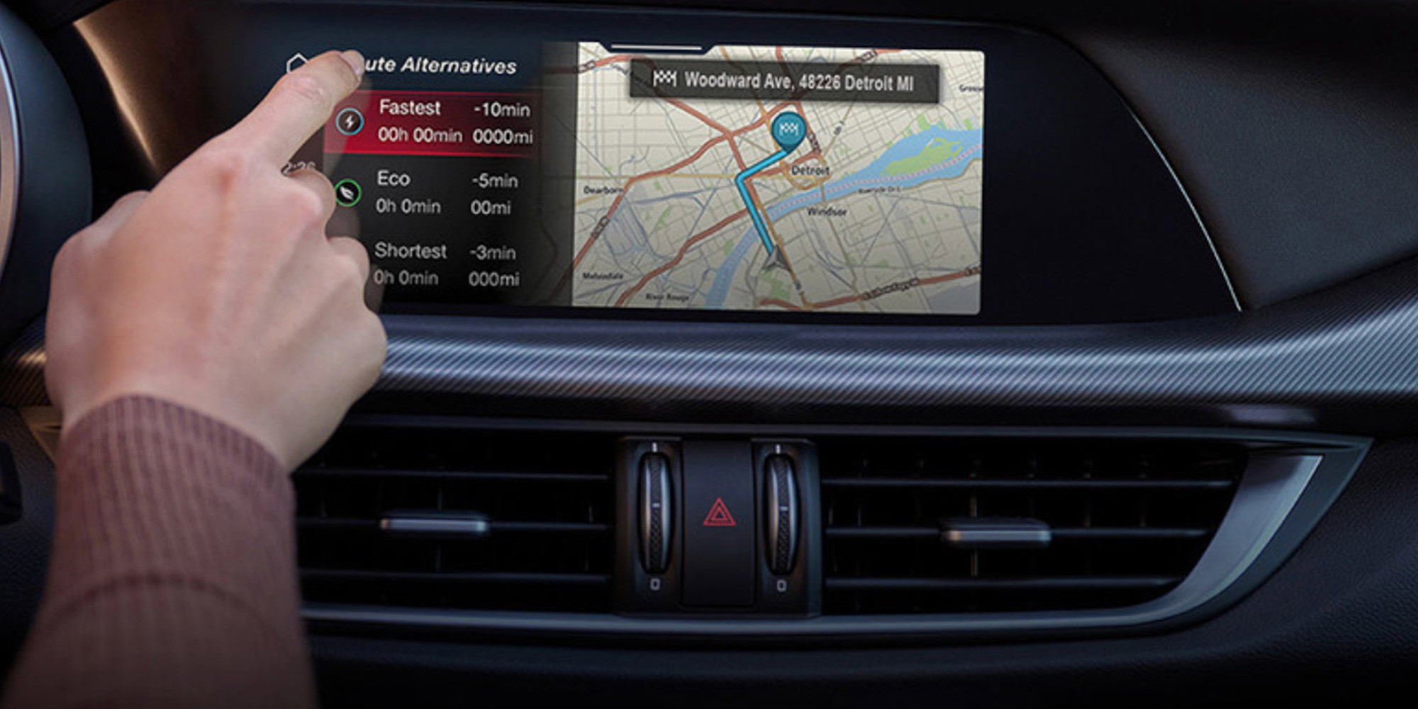Vue intérieure d'une Alfa Romeo 2025 avec écran tactile 22 cm. L'écran affiche une carte de navigation avec des options d'itinéraire, avec une main interagissant avec l'interface.
