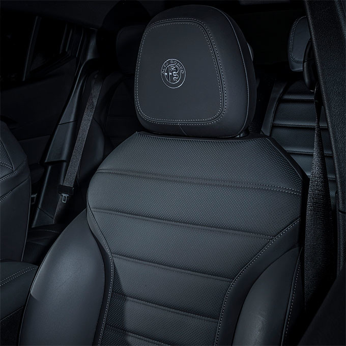 Image intérieure des sièges avant en cuir noir du SUV hybride Alfa Romeo Tonale 2023.