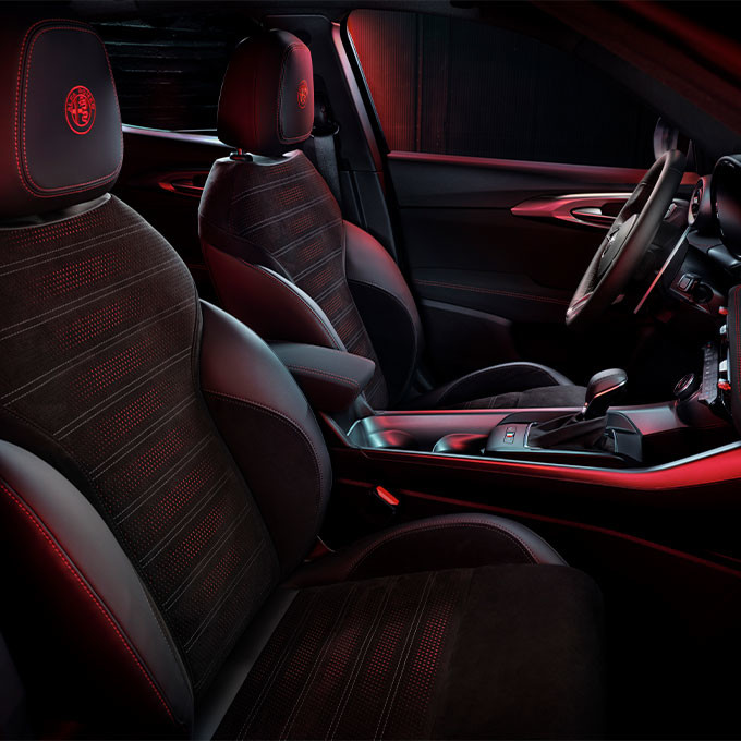 Image intérieure des sièges avant en cuir noir du SUV hybride Alfa Romeo Tonale 2023.