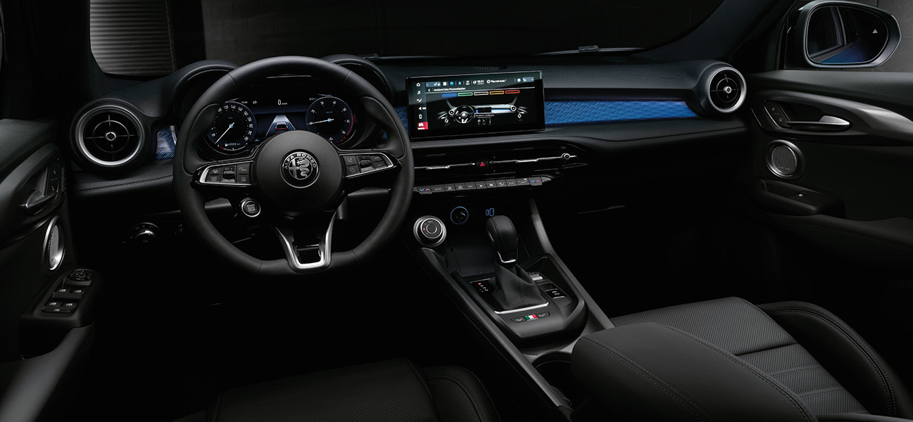 Tableau de bord et console centrale de l’Alfa Romeo Tonale illustrant un écran tactile.