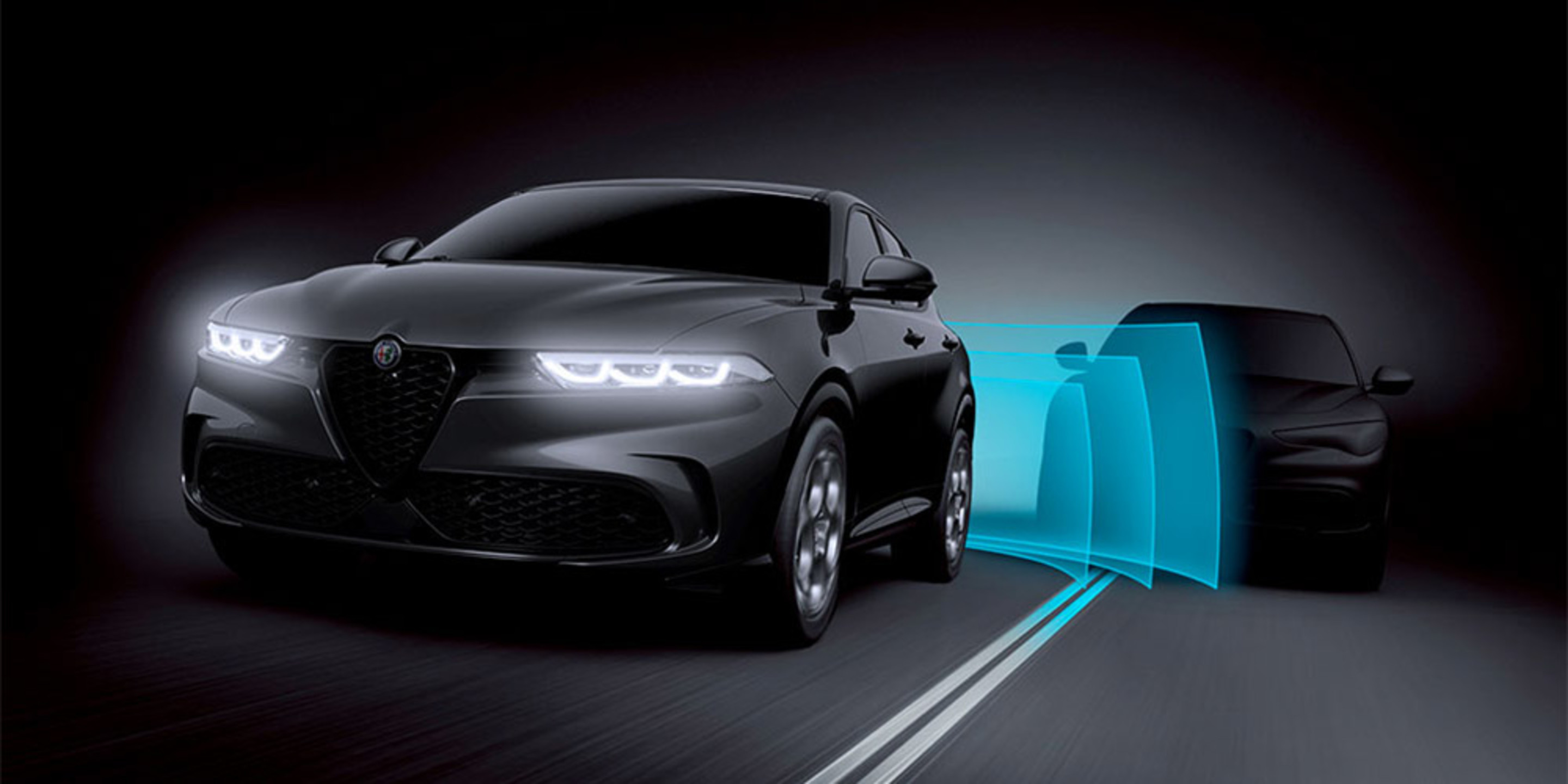 Dessin présentant le système de surveillance des angles morts et détection d’obstacle transversal arrière de l’Alfa Romeo Tonale 2025, illustrant la zone de détection de la technologie.