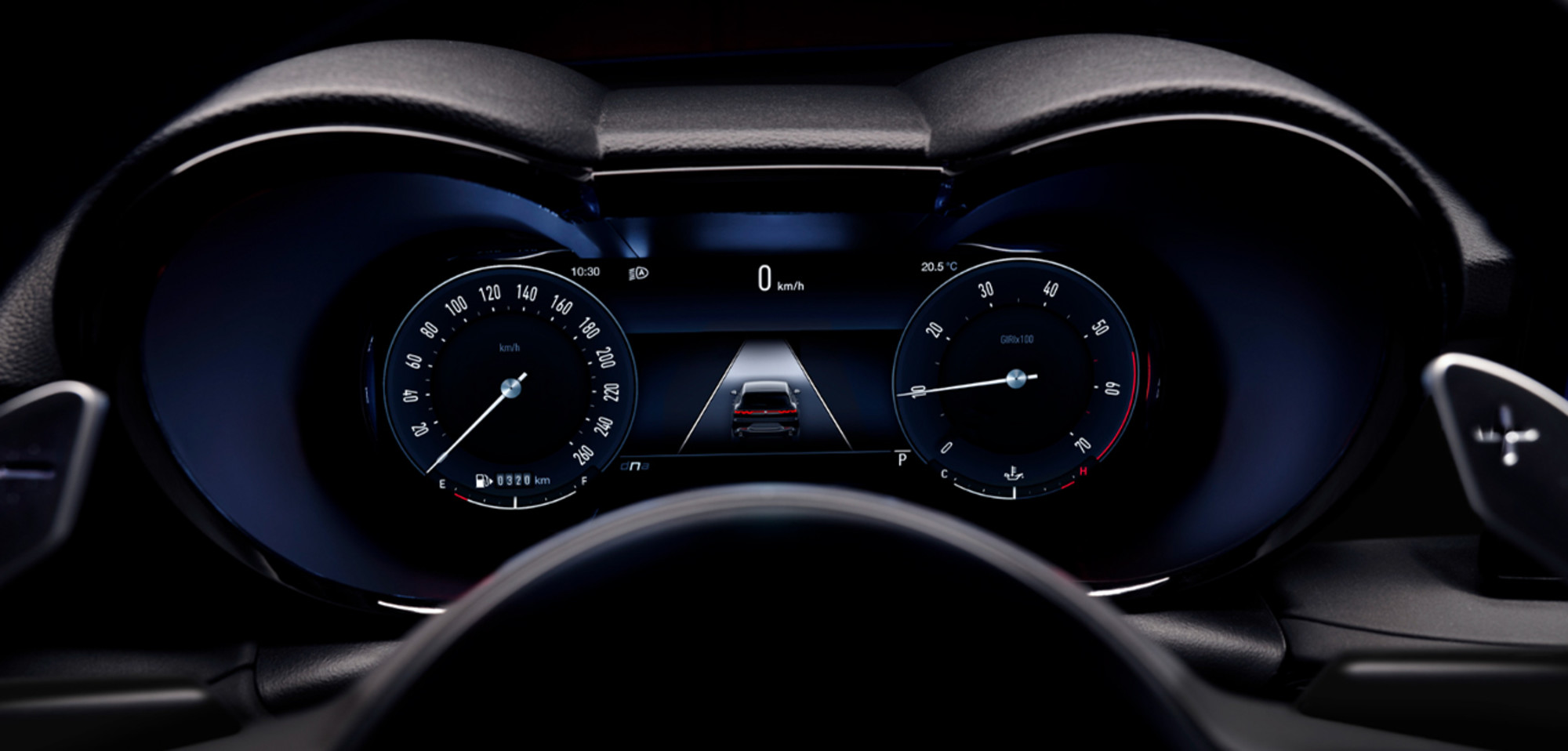 Intérieur d’un Alfa Romeo Tonale VHR 2025, en particulier le groupe d’instruments numérique éclairé situé derrière le volant.
