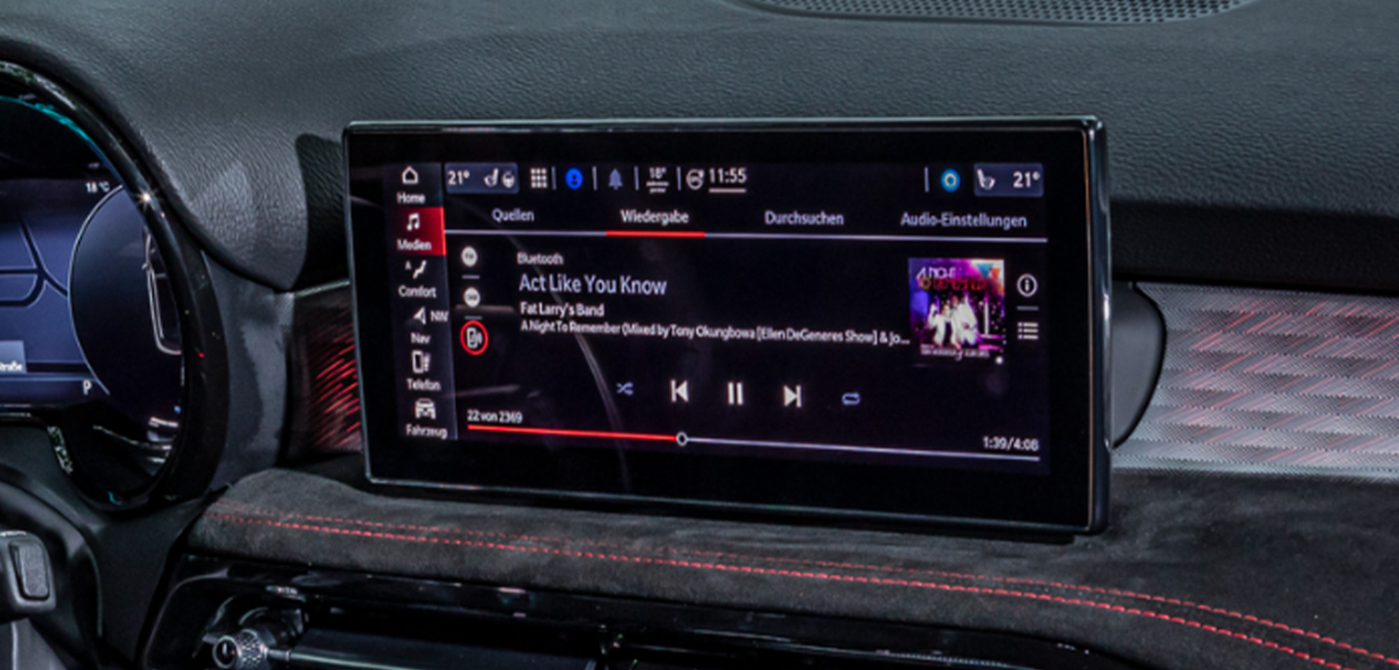 Vue rapprochée de l’écran tactile d’un Alfa Romeo Tonale 2025, montrant les commandes multimédias.