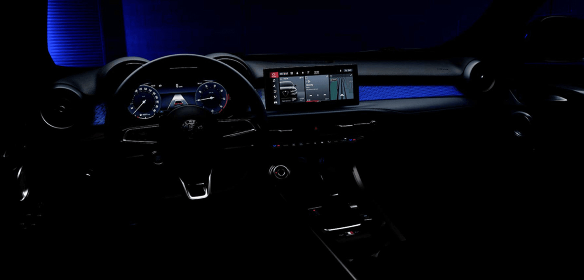 Vue de l’intérieur d’un Alfa Romeo Tonale 2025, montrant le tableau de bord éclairé et l’affichage numérique avancé.