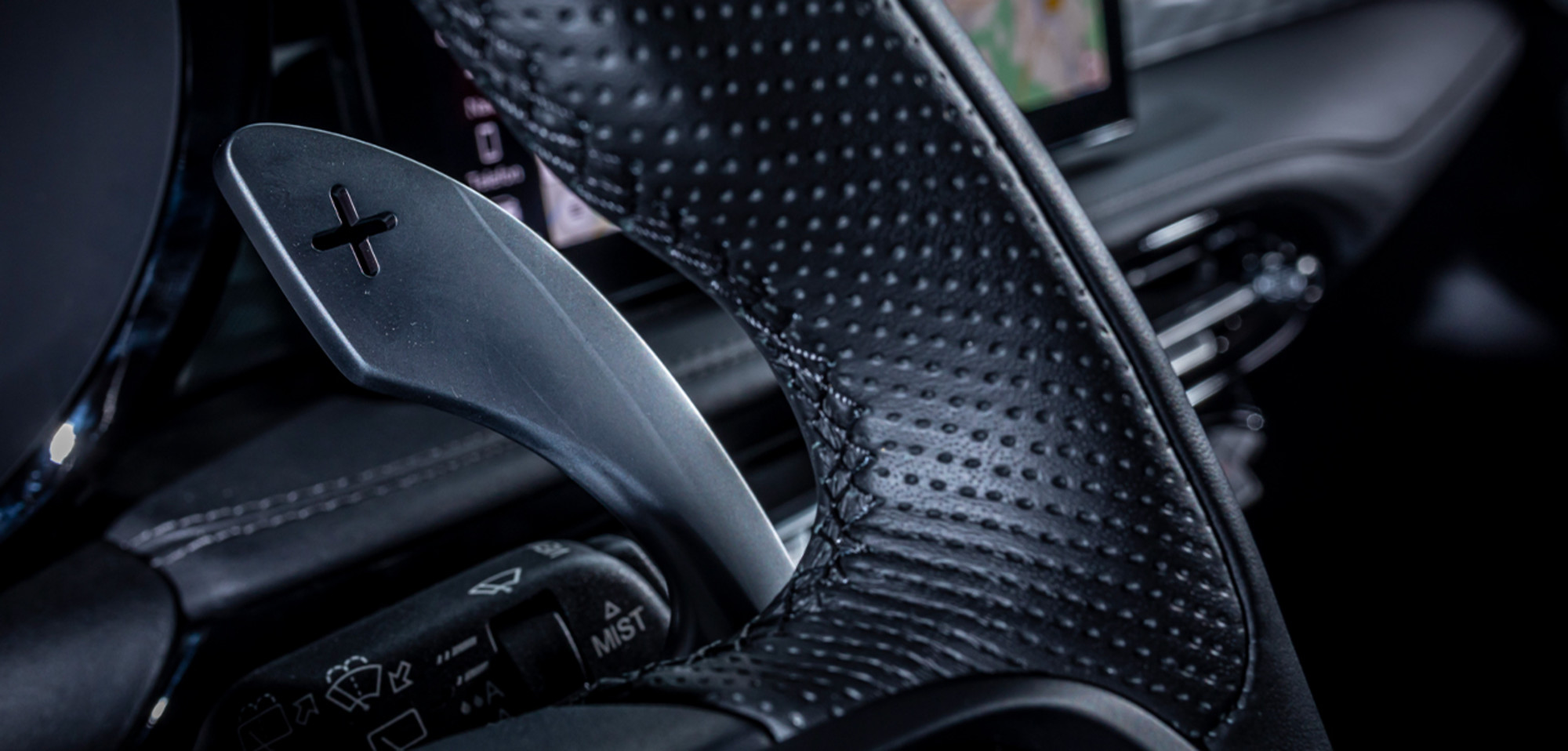 Vue rapprochée sur les palettes de changement de vitesse montées sur la colonne de direction d’un Alfa Romeo Tonale 2025.