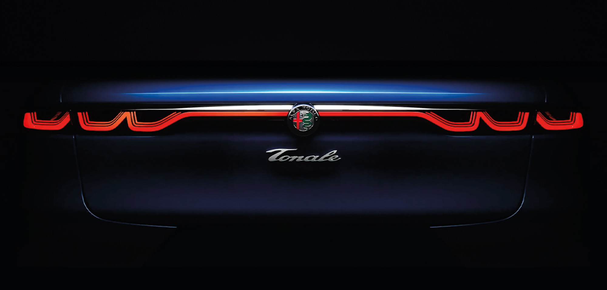 Vue arrière d’un Alfa Romeo Tonale 2025 de couleur bleu Misano métallisé, mettant en évidence les feux rouges arrière et le logo.