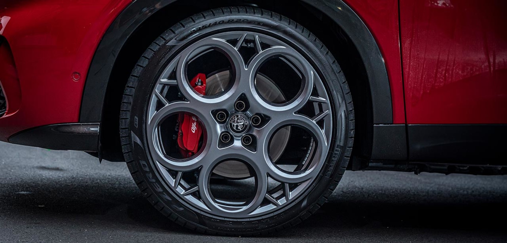 Plan rapproché de la roue d’un Alfa Romeo Tonale 2025 de couleur Alfa Rosso.