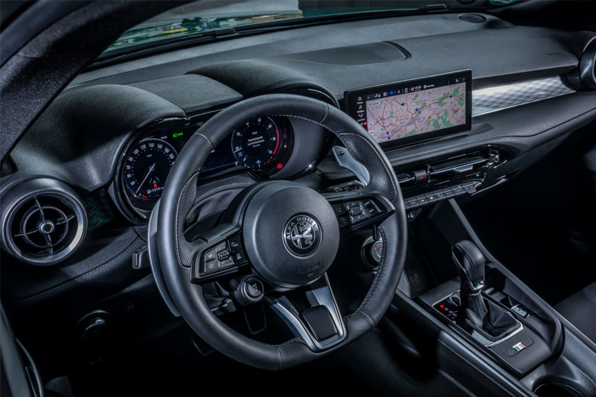 Intérieur d’un Alfa Romeo Tonale 2025, avec le volant et le tableau de bord avec l’écran de navigation.