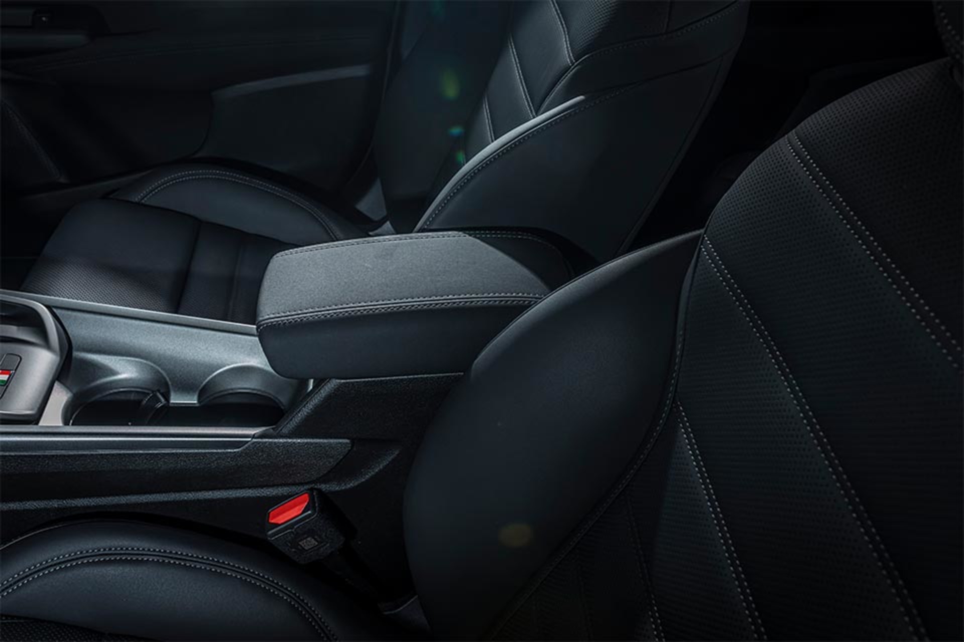 Intérieur d’un Alfa Romeo Tonale 2025, mettant en valeur les coutures détaillées et le design du siège avant.