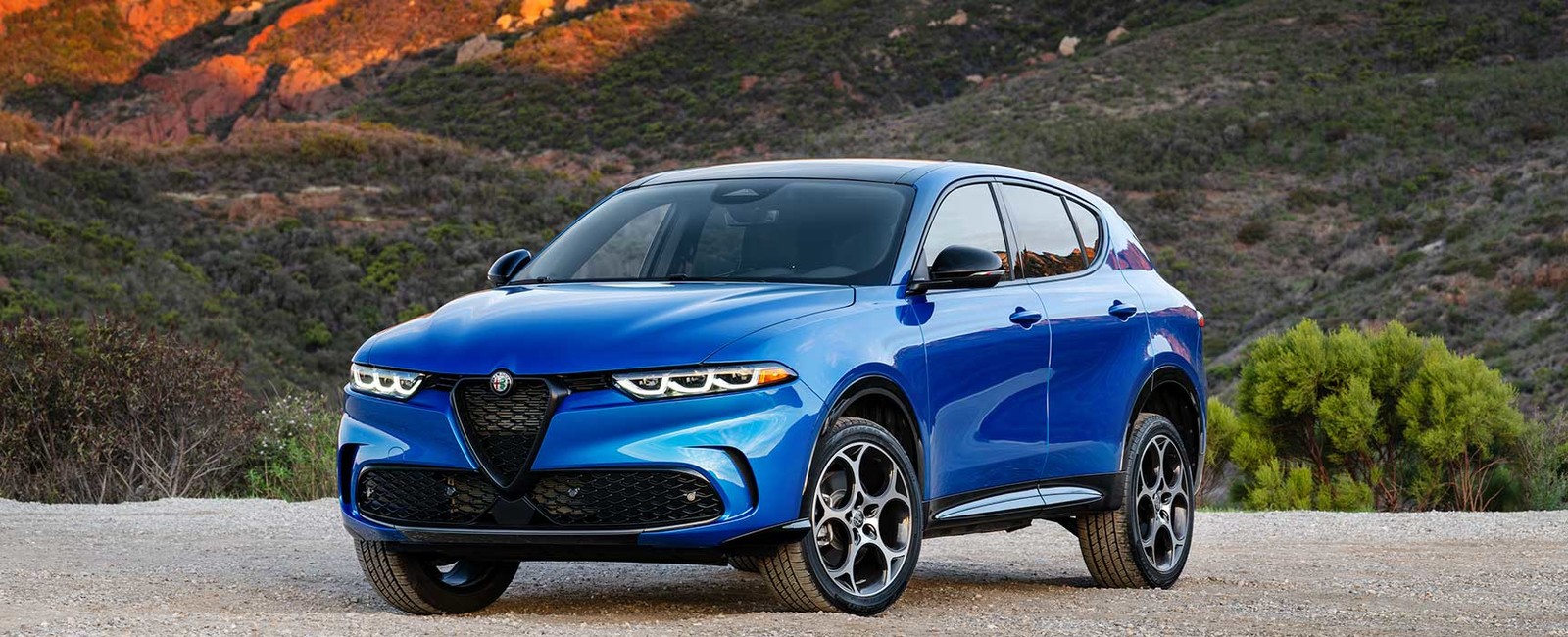 VUS compact Alfa Romeo Tonale 2025 dans un cadre extérieur pittoresque.