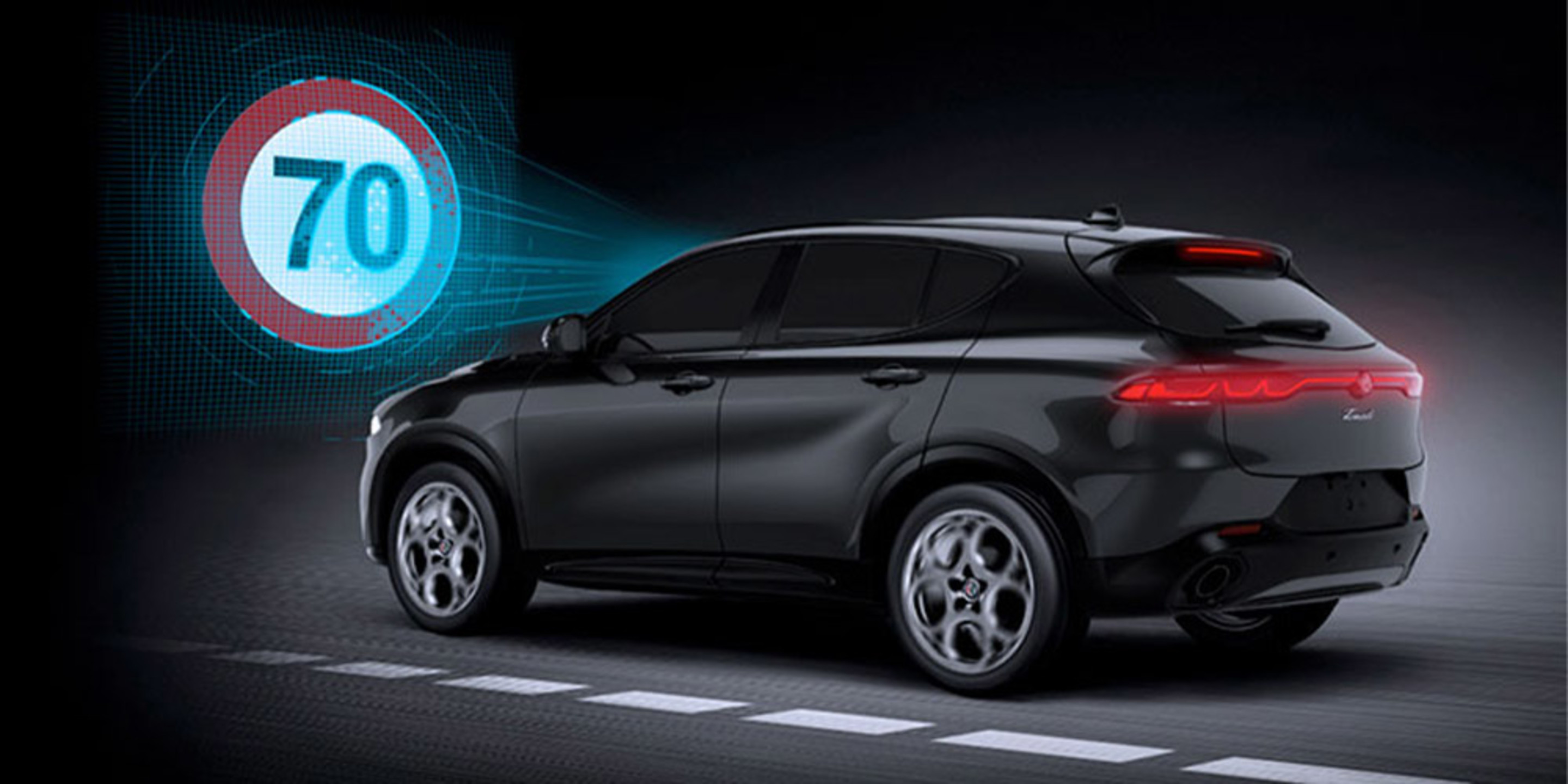Dessin présentant le système de contrôle intelligent de la vitesse de l'Alfa Romeo Tonale VHR 2025, le véhicule détectant un panneau de limitation de vitesse de 70 km/h.