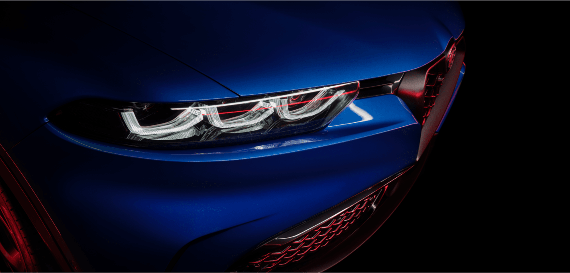 Gros plan de l'avant droit d'un Alfa Romeo Tonale VHR de couleur bleu Misano métallisé 2025, mettant en valeur ses phares élégants et sa calandre.