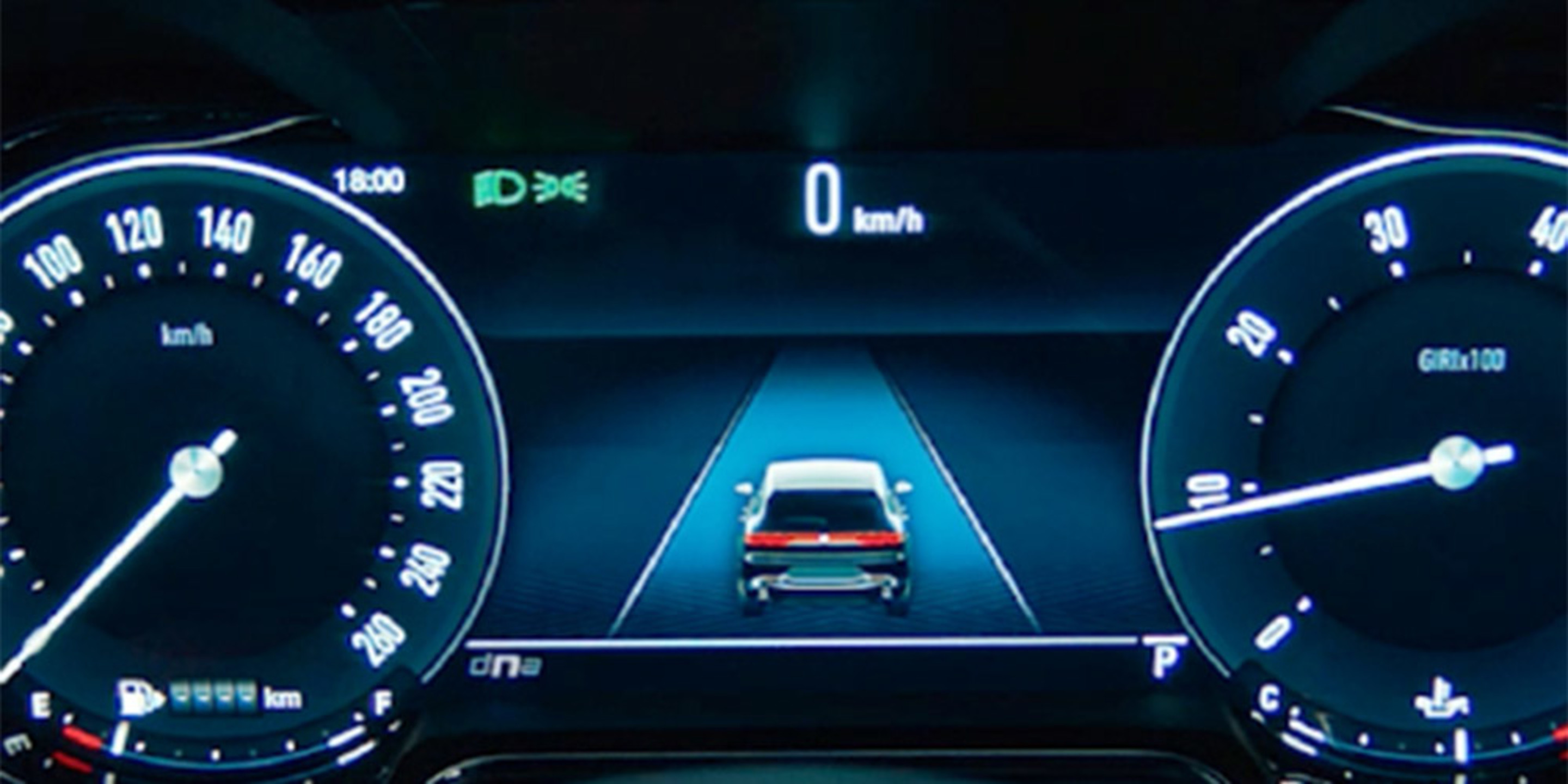 Intérieur d'un Alfa Romeo Tonale VHR 2025, mettant l'accent sur le groupe d'instruments numériques éclairé derrière le volant.