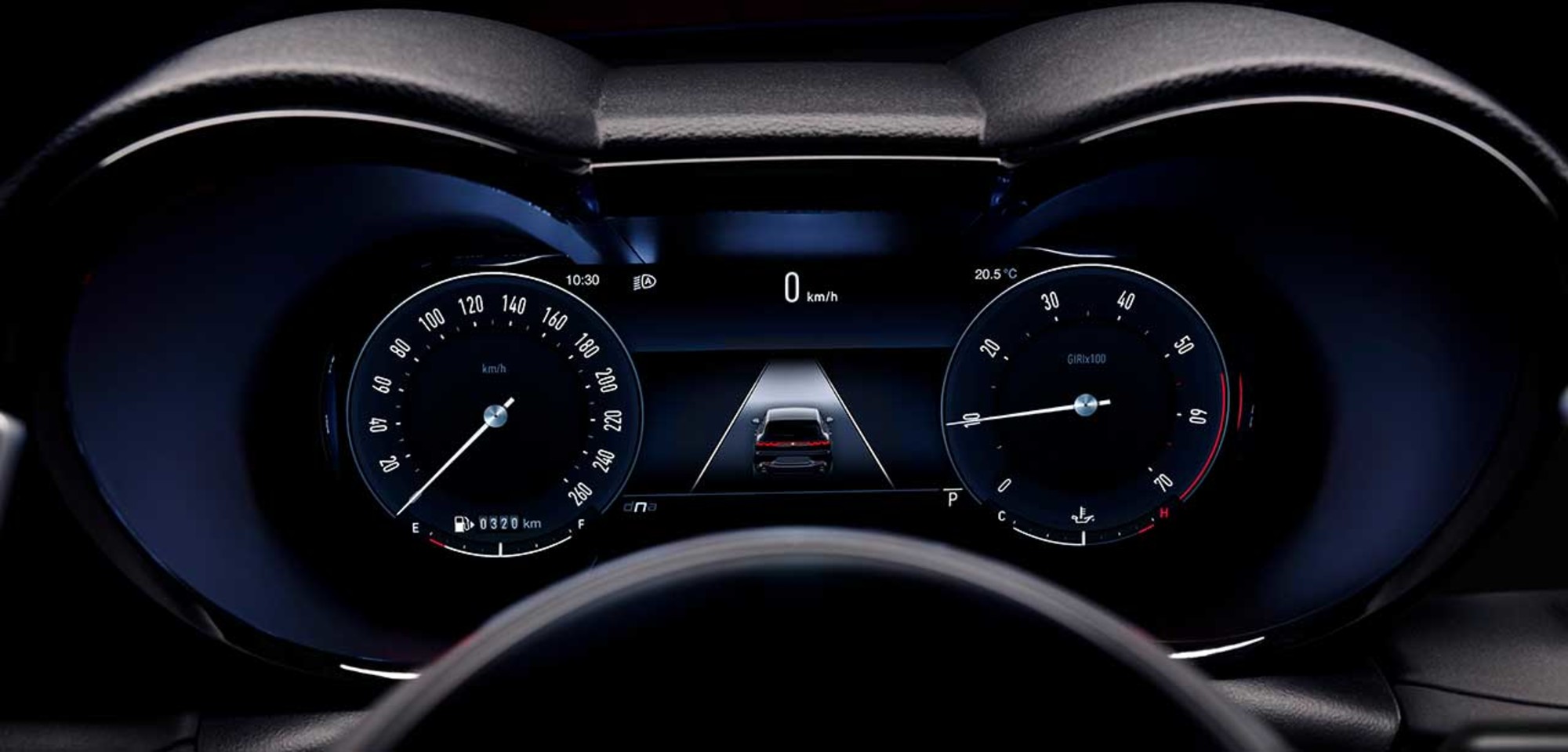 Intérieur d'un Alfa Romeo Tonale VHR 2025, mettant l'accent sur le groupe d'instruments numériques éclairé derrière le volant.