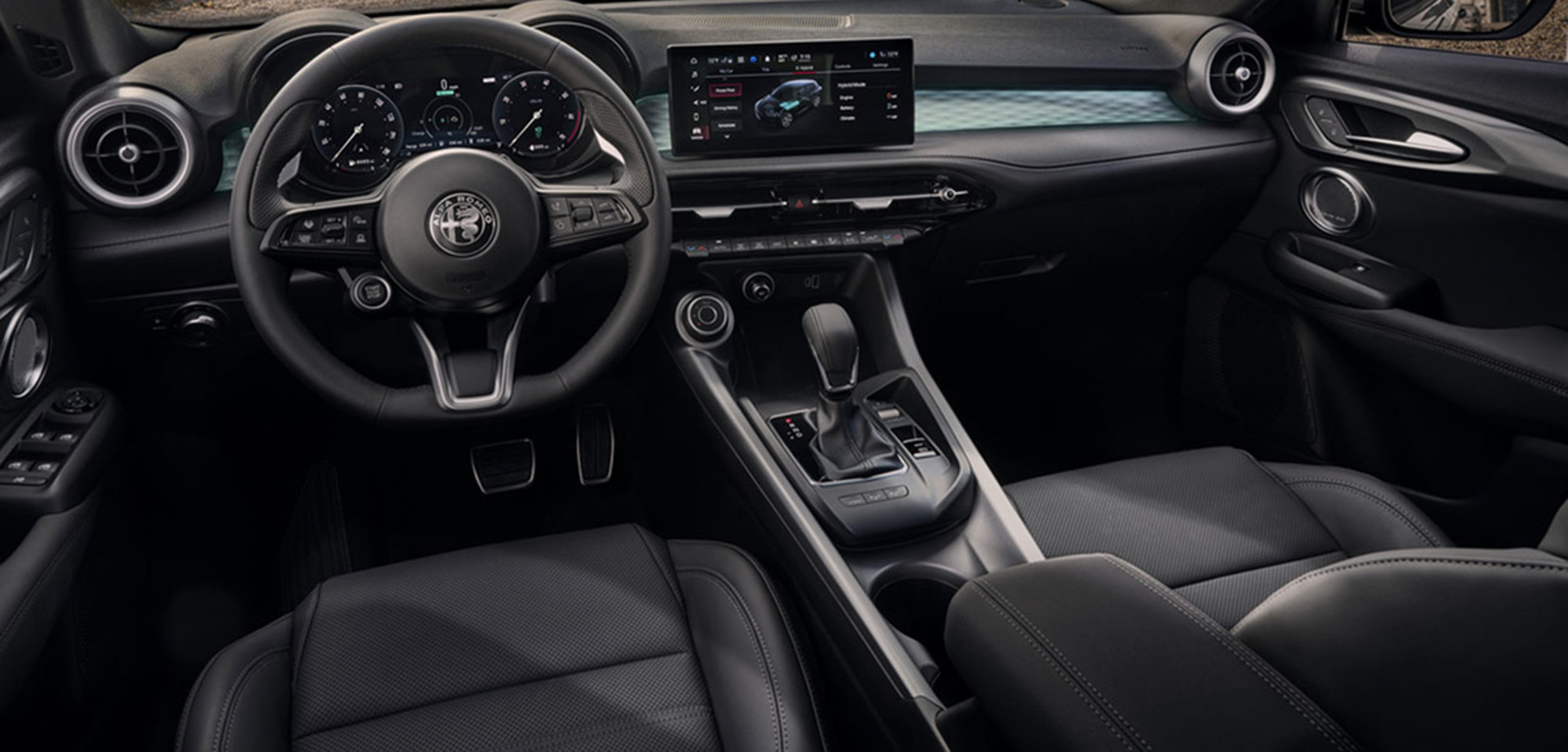 Intérieur d'un Alfa Romeo Tonale VHR 2025, présentant des sièges avant chauffants et ventilés avec cuir et coutures de qualité supérieure.