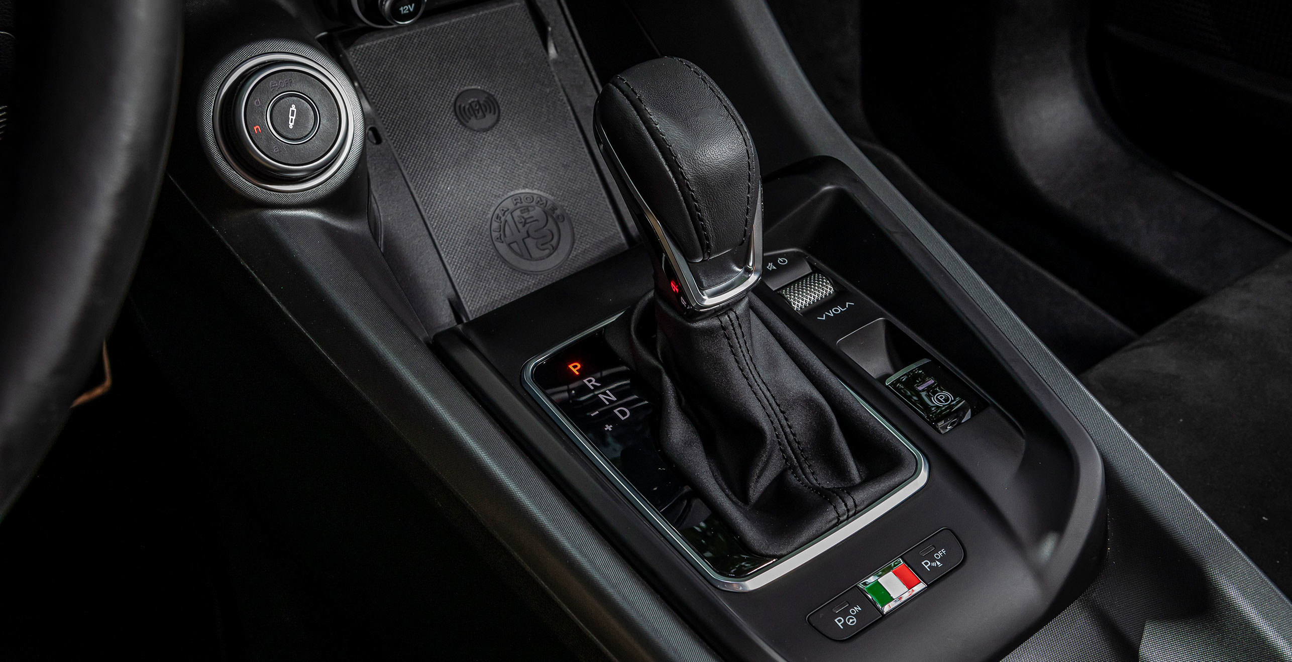 Vue intérieure d'un Alfa Romeo Tonale VHR 2025 présentant le levier de vitesses, le sélecteur de mode de conduite et la zone de la console.