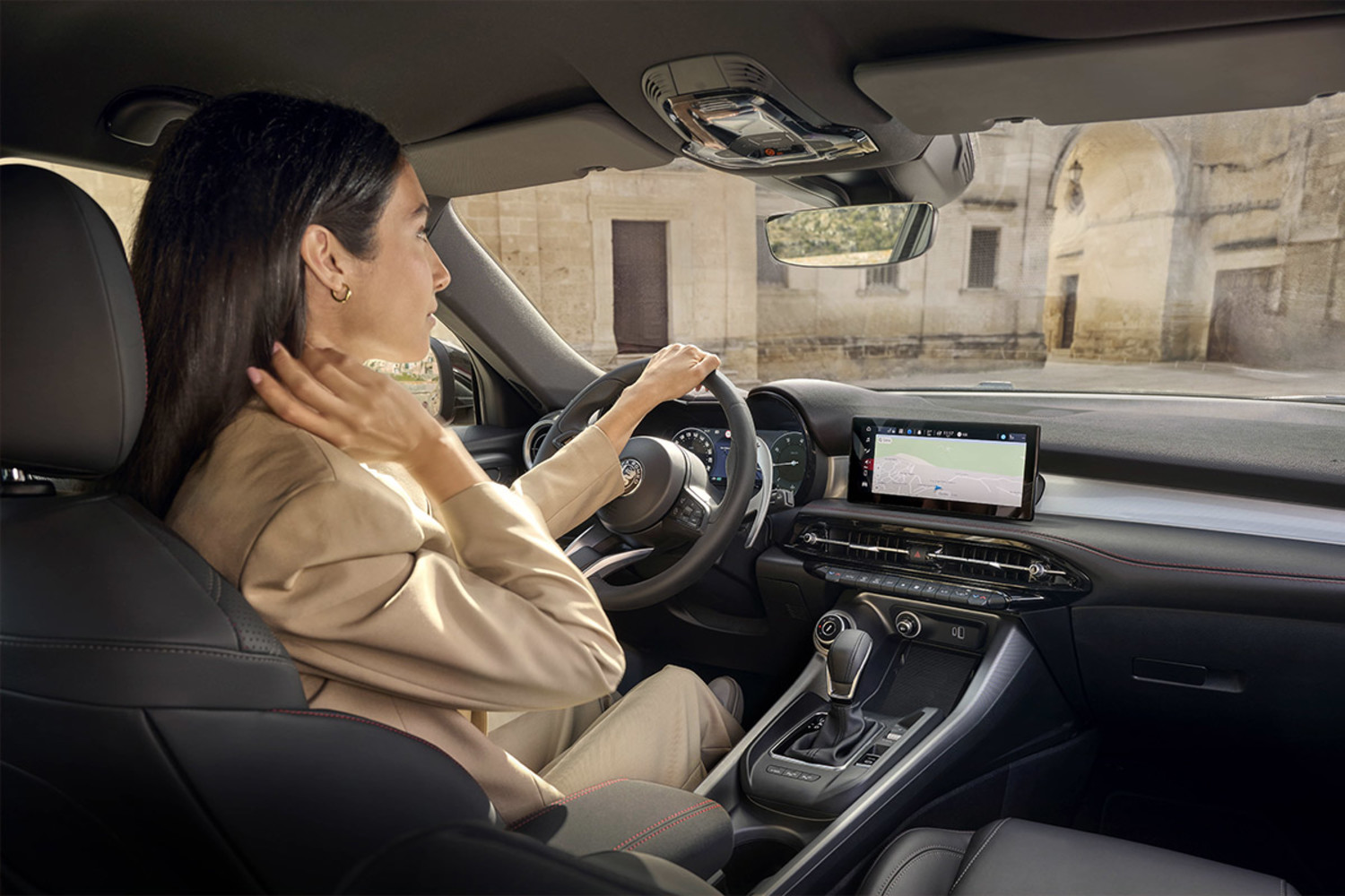 Vue latérale, depuis le siège passager avant, d’une personne assise au volant d’une Alfa Romeo Tributo Italiano 2025.